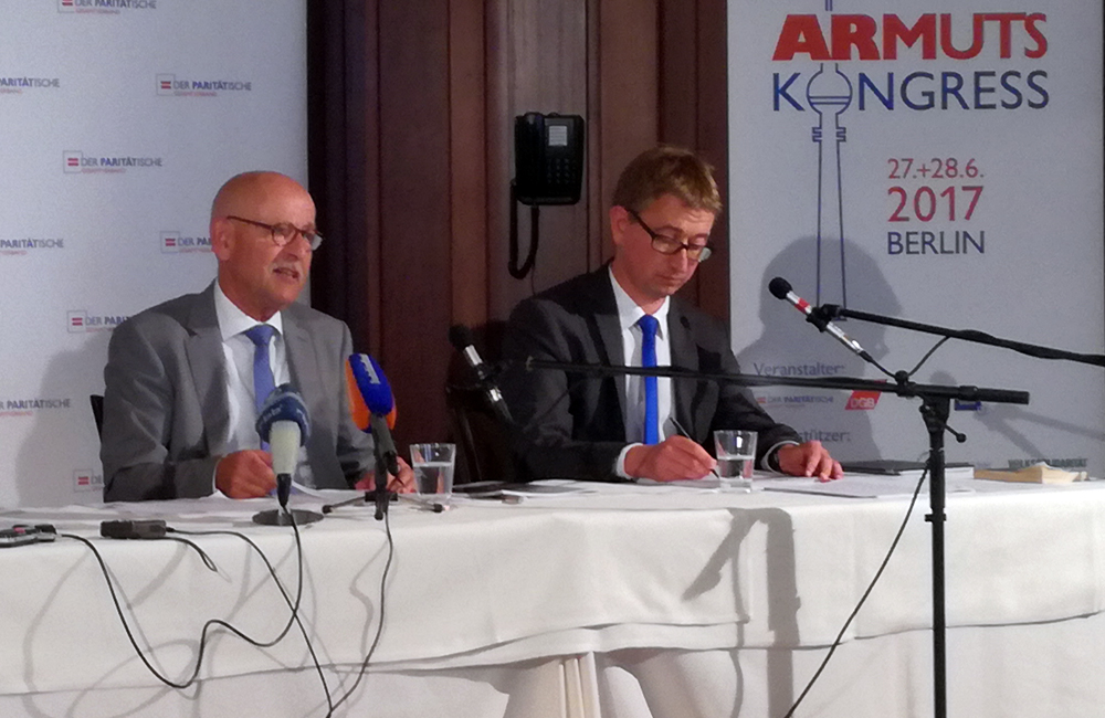 Prof. Rolf Rosenbrock (links) und Joachim Rock, Autor des Paritätischen Jahresgutachtens 2017 - Foto: zwd